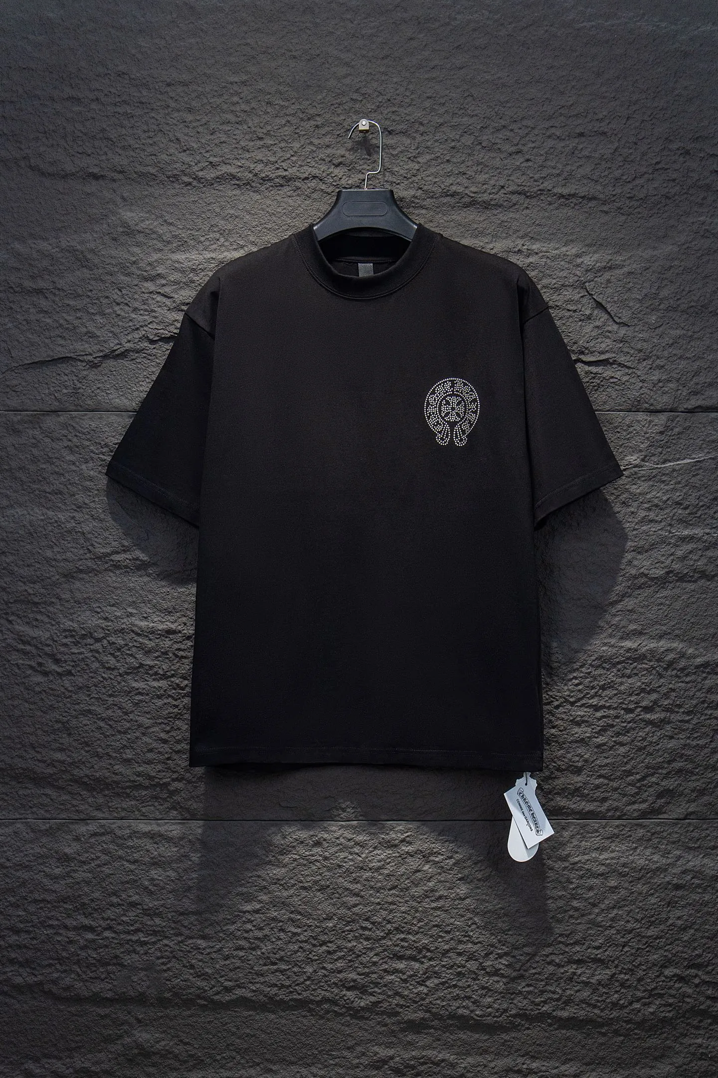 🅿️180 Style No.: 7257 🆕Chrome hearts 25ss os version is really charming and Chrome hearts is really a must-have. Each season’s new version is the best. It is very practical and can be worn casually✔️ - ⚠️100% cotton, using 32 double yarns and 260 grams of fabric Made of imported knitting needle carded cotton, the thickness is moderate, drapey and contoured, making the upper body comfortable! ! It is very tolerant to fat body types and can instantly lose five pounds after wearing it!  Specially ordered many Austrian hot diamonds, which have the bling bling effect of natural crystals under the light, with multi-faceted reflective points, and the production cost is extremely high. The laser molding includes a computer engraving machine and a laser machine, which are accurate in granular units. Finally, it is hot and set at high temperature. After the hot stamping, the firmness needs to be tested repeatedly on the hot stamping. It can show colorful reflections under the light. The collar webbing extends to the shoulders for reinforcement, and the stitching at the joints. The hem and cuffs are all made with 0.2mm gauge double-thread turning. It is carefully produced at a high cost. The attitude of making goods with a magnifying glass restores the quality and effect of the product. The full set of customized accessories only presents every detail to the customer. Printing with film printing, 50,000 positioning, which is very time-consuming. The addition of handmade elements to the body greatly increases the interest of the clothing; unique visual effects. After special treatment, a unique effect is formed. An irregular hem is added to the version. This year's Kroxin is the main version. In the past two years, the oversize version has become the focus of the trend and has been a popular staple in the past two years. The change of designers has made this brand an instant hit. The progressive fashion of the times also needs the blood impact of fresh elements and trendy designs in order to continue its glory! It’s stylish both inside and outside, a must-have for high street travel! An absolute "eye-catching style" that can match couples 💏 Color: washed black white Size: S M L XL